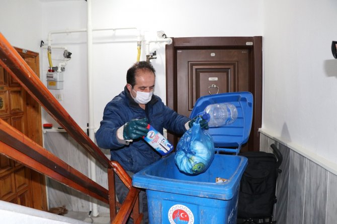 Apartman görevlisinden örnek hareket: Doğa kirlenmesin diye 7 yıldır çöpleri ayırarak topluyor