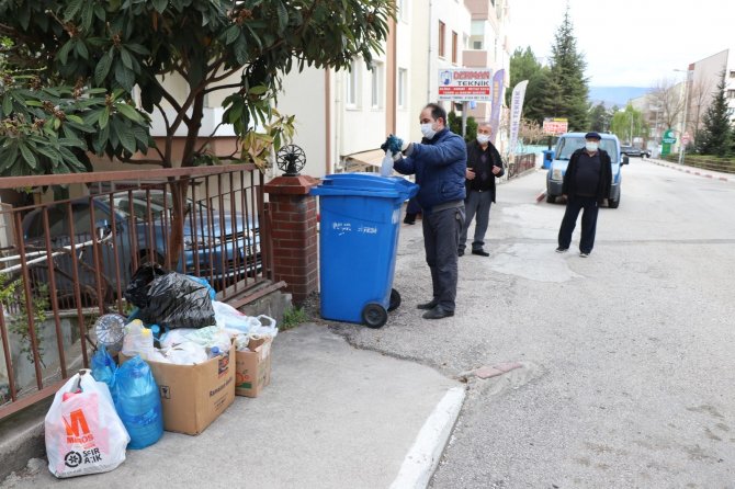 Apartman görevlisinden örnek hareket: Doğa kirlenmesin diye 7 yıldır çöpleri ayırarak topluyor