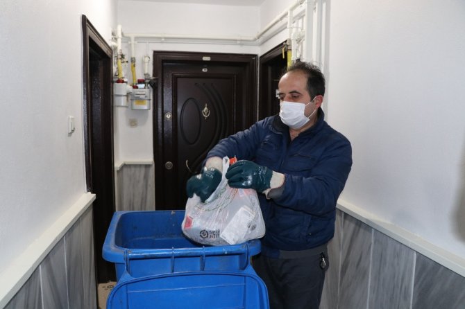 Apartman görevlisinden örnek hareket: Doğa kirlenmesin diye 7 yıldır çöpleri ayırarak topluyor