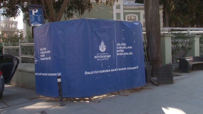 Araç çarpması sonucu zarar gören cami aylardır restore edilmedi