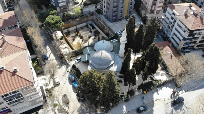 Araç çarpması sonucu zarar gören cami aylardır restore edilmedi