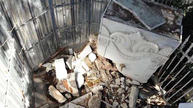 Araç çarpması sonucu zarar gören cami aylardır restore edilmedi