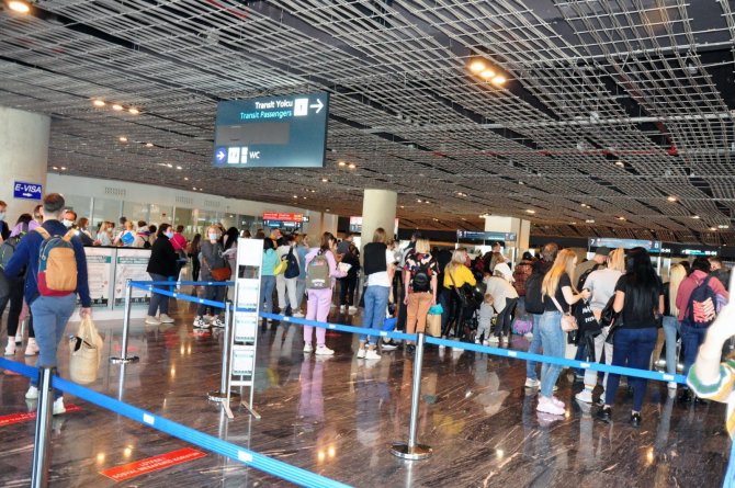 Bodrum havalimanı yılın ilk turist kafilesini karşıladı