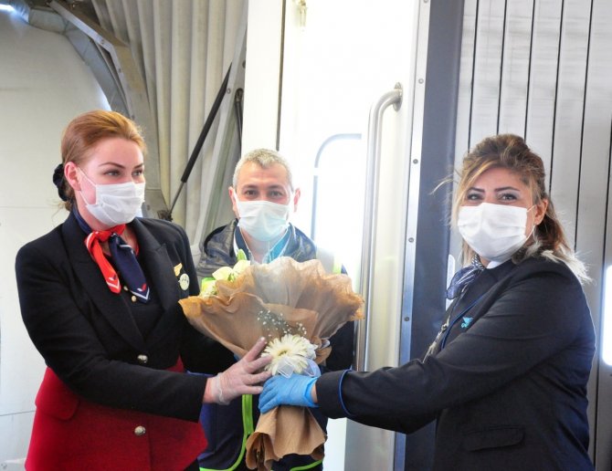 Bodrum havalimanı yılın ilk turist kafilesini karşıladı