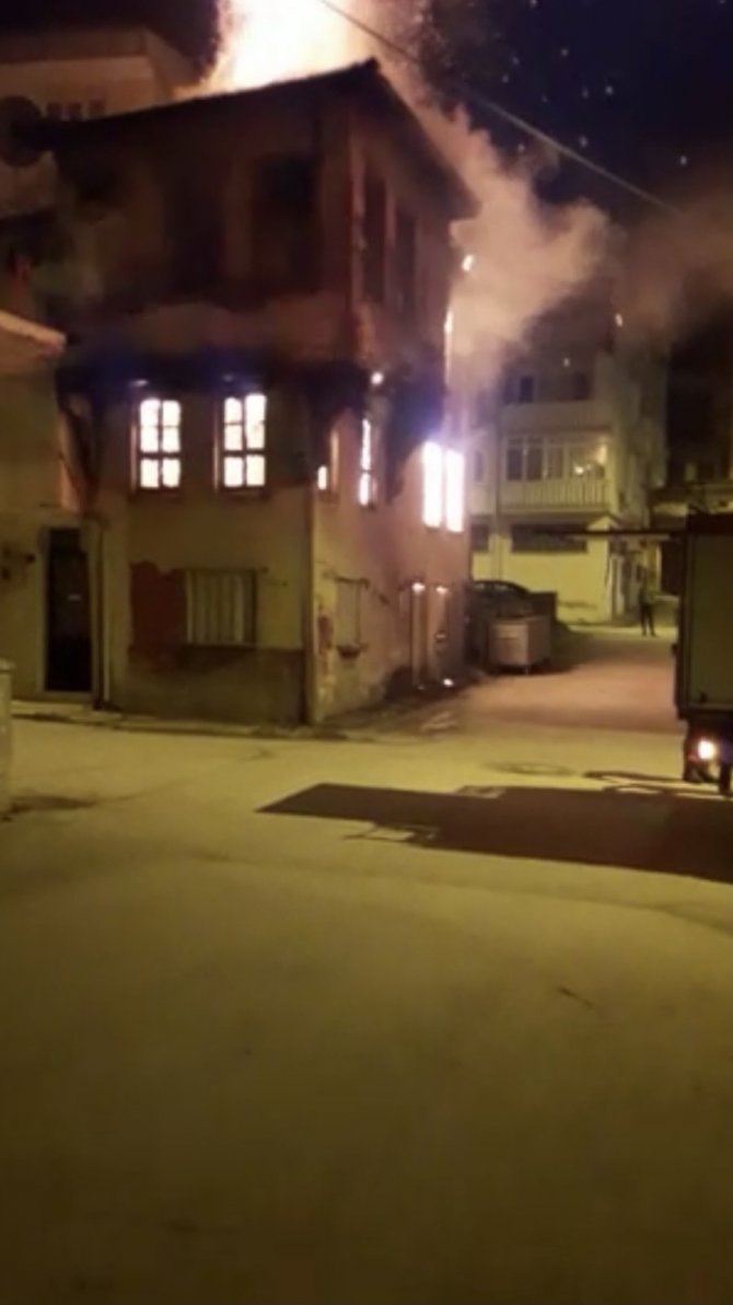 Bursa'da 100 yıllık tarihi bina yanarak küle döndü!