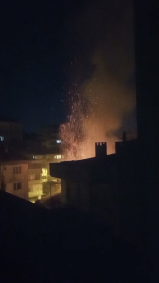 Bursa'da 100 yıllık tarihi bina yanarak küle döndü!