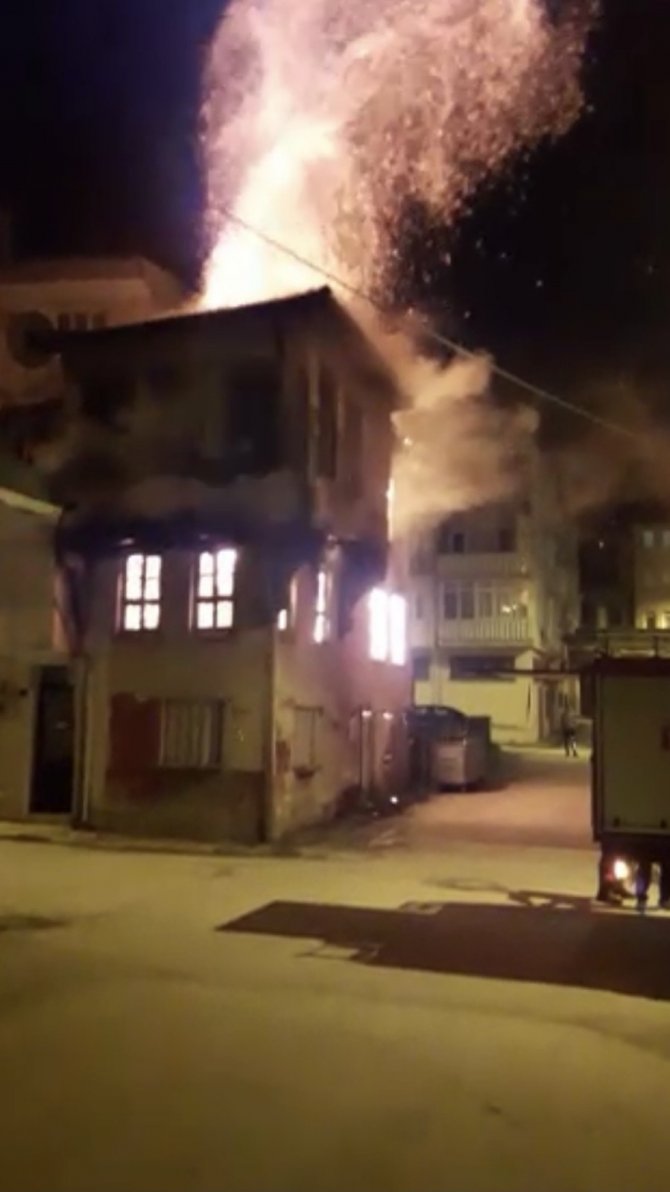 Bursa'da 100 yıllık tarihi bina yanarak küle döndü!