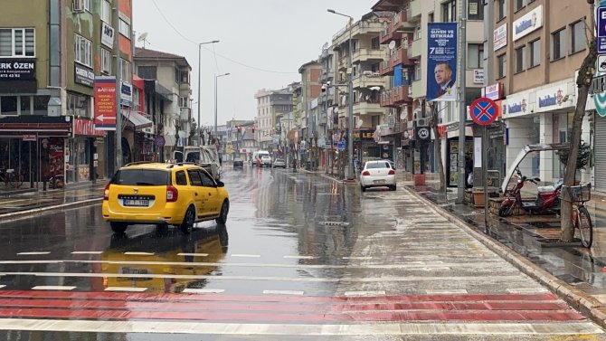 Düzce’de 3 saat aralıksız yağmur yağdı: Metrekareye36 kilogram yağış düştü