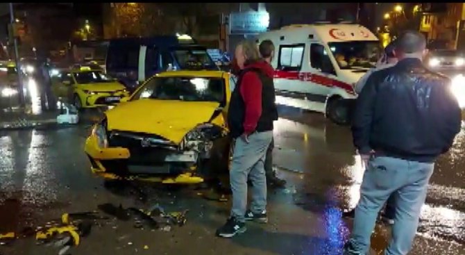 Minibüs ile ticari taksinin çarpışması sonucu bir kişi yaralandı