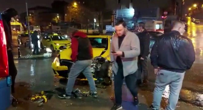 Minibüs ile ticari taksinin çarpışması sonucu bir kişi yaralandı