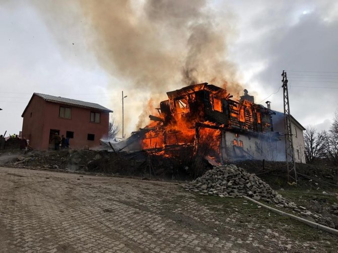 Sivas’ta ahşap evde çıkan yangın korkuttu
