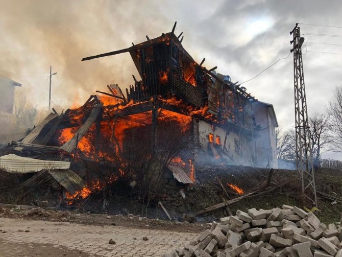 Sivas’ta ahşap evde çıkan yangın korkuttu