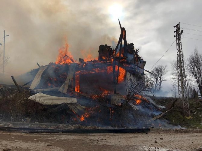Sivas’ta ahşap evde çıkan yangın korkuttu