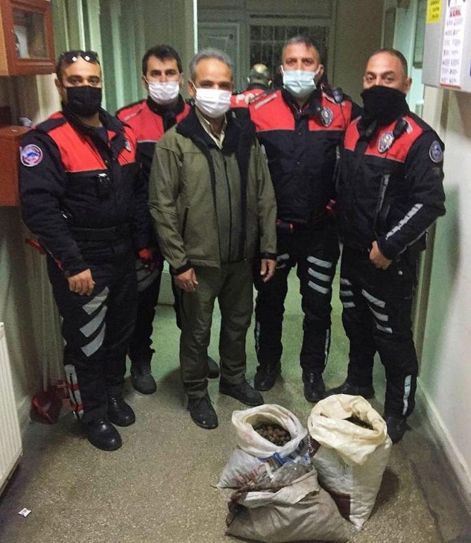 Şüpheli araçtan izinsiz toplanması yasak olan 30 kilogram orkide yumrusu ele geçirildi