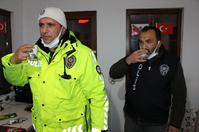 Türk Kızılayı nöbetteki polisleri unutmadı