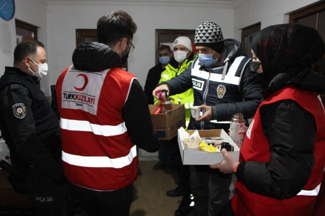 Türk Kızılayı nöbetteki polisleri unutmadı