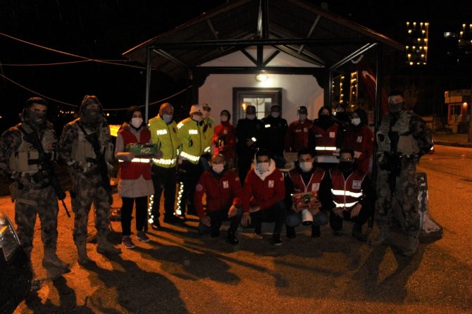 Türk Kızılayı nöbetteki polisleri unutmadı