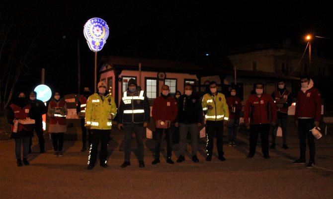 Türk Kızılayı nöbetteki polisleri unutmadı