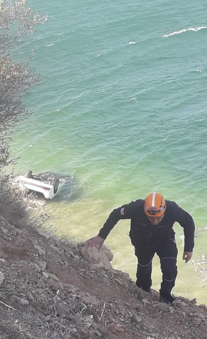 Van Gölü'ne uçan otomobilde 4 kişi yaralandı