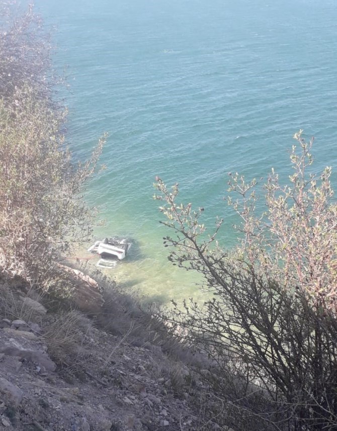 Van Gölü'ne uçan otomobilde 4 kişi yaralandı