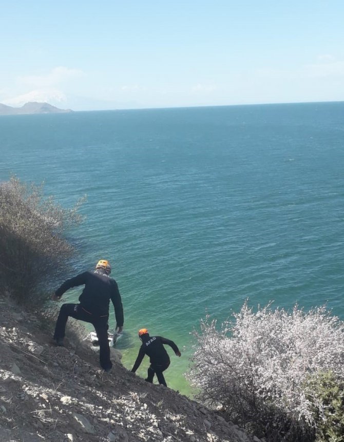 Van Gölü'ne uçan otomobilde 4 kişi yaralandı