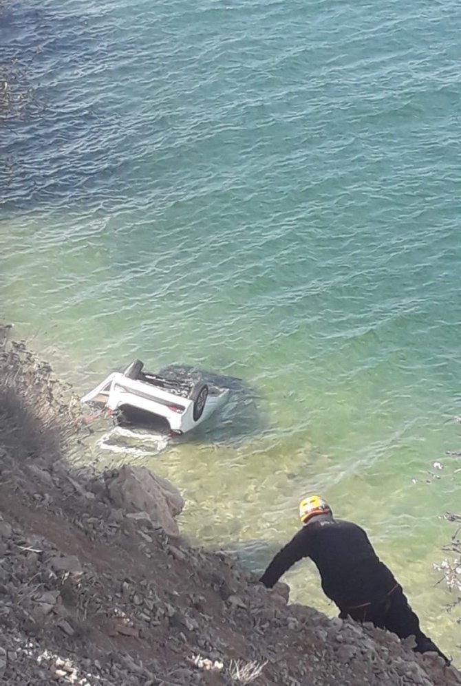 Van Gölü'ne uçan otomobilde 4 kişi yaralandı