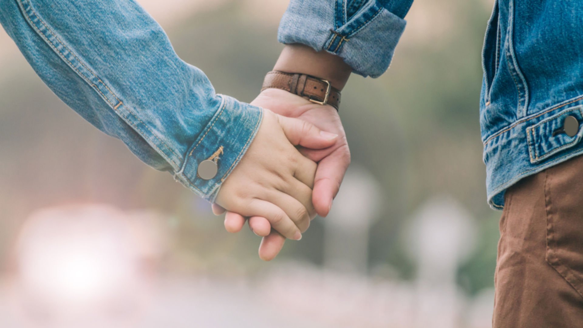 Sevgiliyi yanaktan öpmek orucu bozar mı? Eşler öpüşünce oruç bozulur mu?