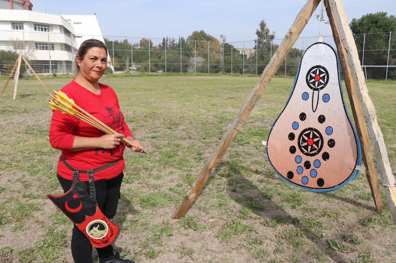 3 çocuk annesinin alkışlanacak okçuluk hedefi! Geleneksel Türk Okçuluğu Milli Takımı'na girmek için çalışıyor