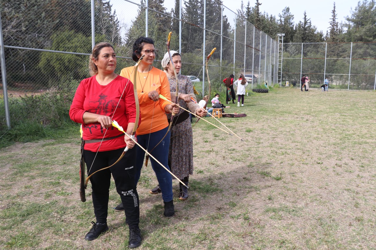 3 çocuk annesinin alkışlanacak okçuluk hedefi! Geleneksel Türk Okçuluğu Milli Takımı'na girmek için çalışıyor