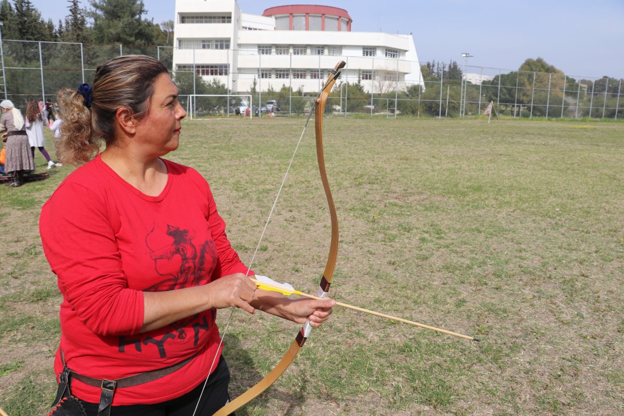 3 çocuk annesinin alkışlanacak okçuluk hedefi! Geleneksel Türk Okçuluğu Milli Takımı'na girmek için çalışıyor
