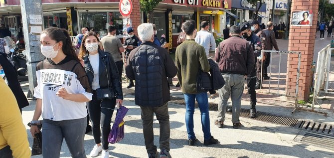 Nazilli Polisi tedbirli davrandı: Yoğunluğun en fazla olduğu uzun çarşıda ise HES uygulaması yapıldı