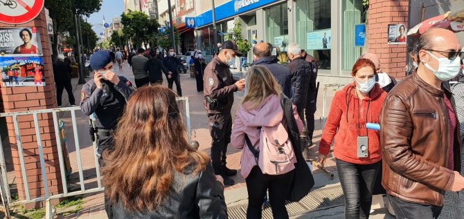 Nazilli Polisi tedbirli davrandı: Yoğunluğun en fazla olduğu uzun çarşıda ise HES uygulaması yapıldı