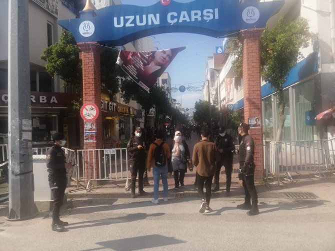 Nazilli Polisi tedbirli davrandı: Yoğunluğun en fazla olduğu uzun çarşıda ise HES uygulaması yapıldı