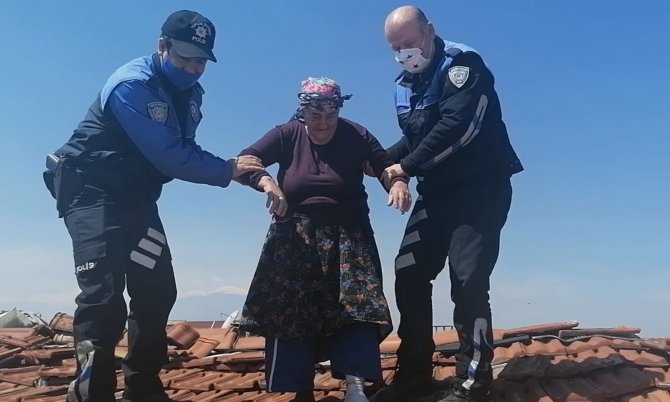 Alzaymır hastası yaşlı kadın çatıya çıktı