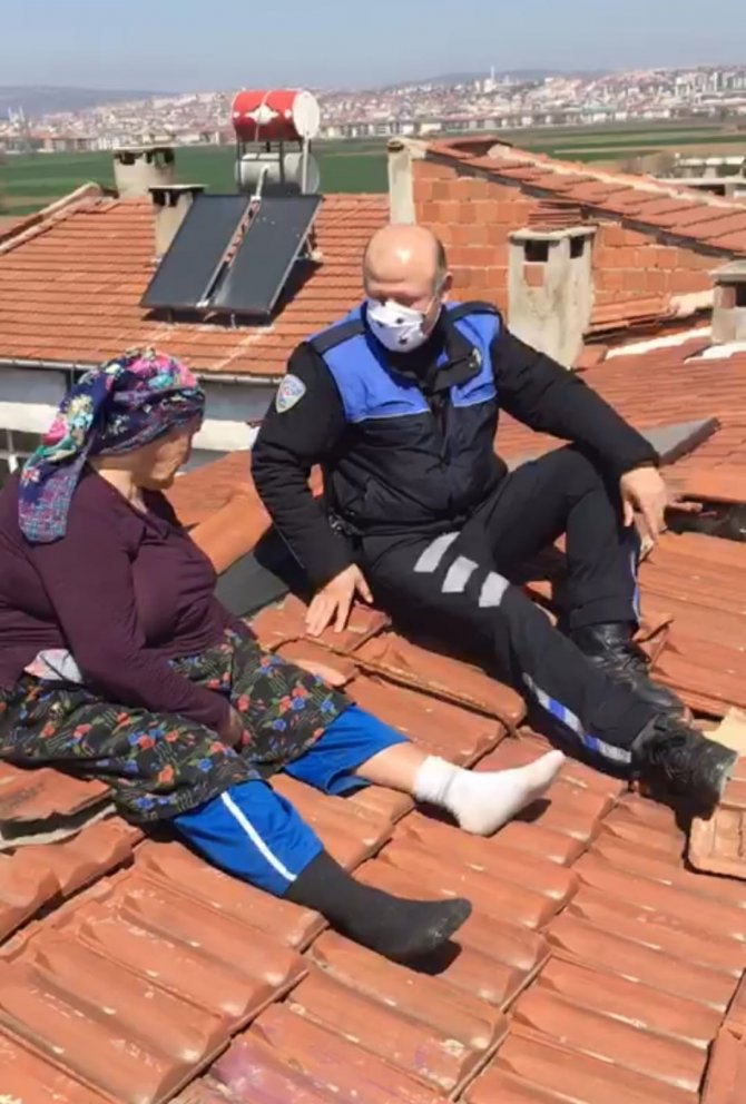 Alzaymır hastası yaşlı kadın çatıya çıktı