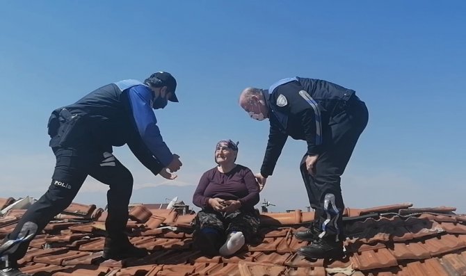 Alzaymır hastası yaşlı kadın çatıya çıktı