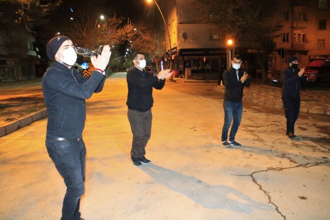 Elazığ'da sahurda klarnet ve davul eşliğinde halay çekildi