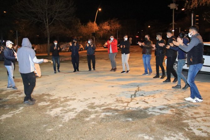 Elazığ'da sahurda klarnet ve davul eşliğinde halay çekildi