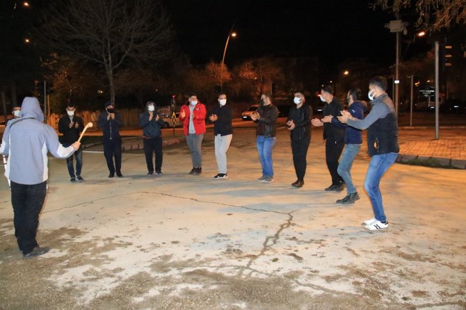 Elazığ'da sahurda klarnet ve davul eşliğinde halay çekildi
