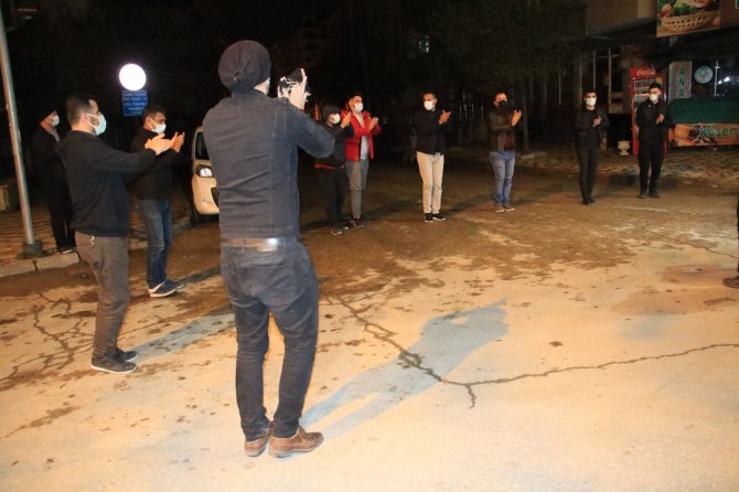 Elazığ'da sahurda klarnet ve davul eşliğinde halay çekildi