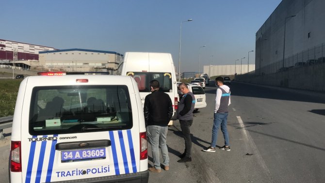 Esenyurt’ta işçi servisi ile hafif ticari aracın çarpıştığı kazada 8 kişi yaralandı