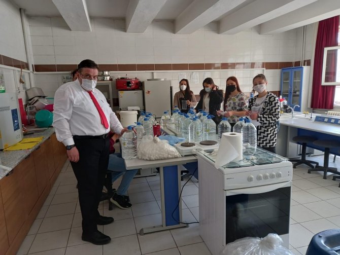 Eskişehir'de vatandaşlara bedava dezenfektan dağıtıldı