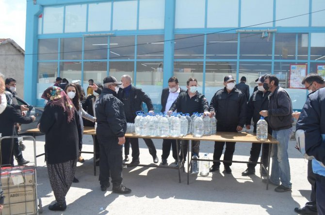 Eskişehir'de vatandaşlara bedava dezenfektan dağıtıldı