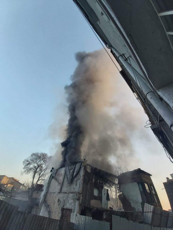 Fatih'te 2 katlı metruk bina alevlere teslim oldu!