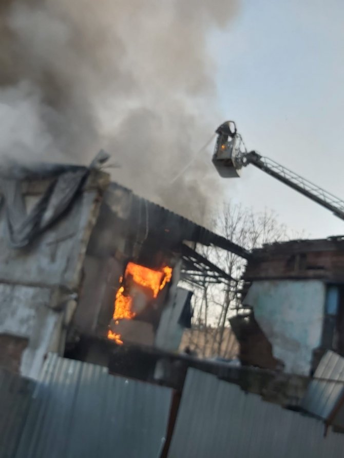 Fatih'te 2 katlı metruk bina alevlere teslim oldu!