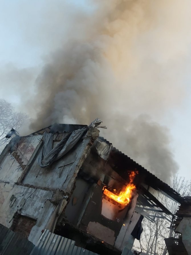 Fatih'te 2 katlı metruk bina alevlere teslim oldu!