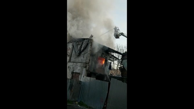 Fatih'te 2 katlı metruk bina alevlere teslim oldu!