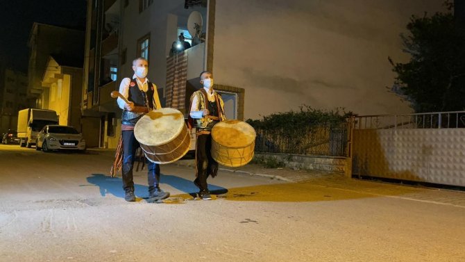 İstanbullu vatandaşlar davul sesleriyle ilk sahura uyandı