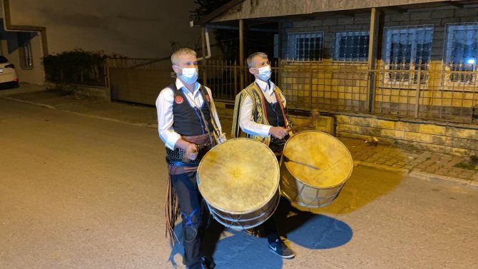 İstanbullu vatandaşlar davul sesleriyle ilk sahura uyandı
