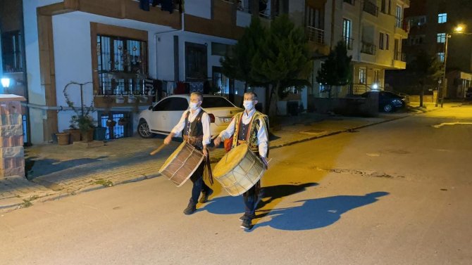 İstanbullu vatandaşlar davul sesleriyle ilk sahura uyandı